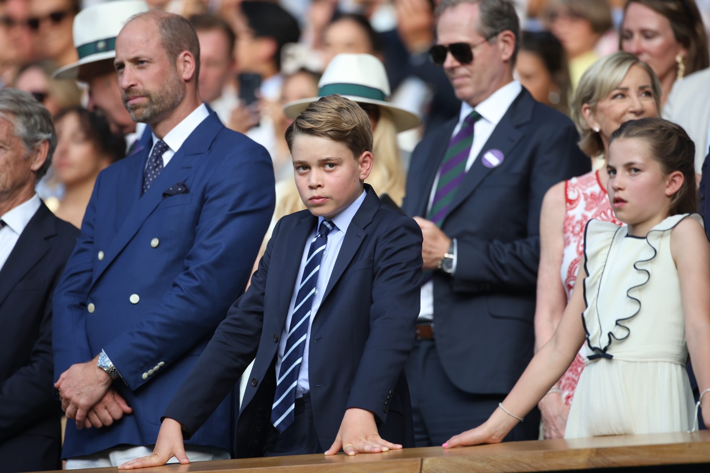 György herceg szívesen kíséri el szüleit a különféle sporteseményekre, itt épp a 2025-ös wimbledoni tenisztorna nézőterén szurkol a család. 