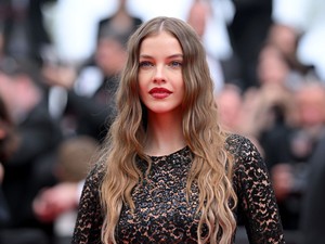 Palvin Barbara merész randiruhája maga az álom, csak úgy árad belőle a meztelenség