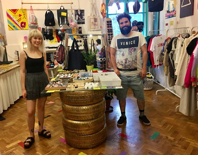 Donald Trump-matrica és Gustav Klimtes zokni - bemutatjuk a Szia+-t!