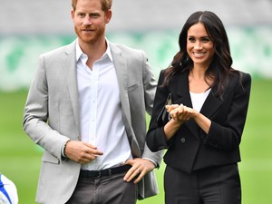 Nincs annál cukibb, ahogy Meghan Markle és Harry herceg a gyerekekkel játszanak!