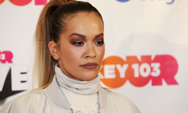Rita Ora fekete öves karatésnak öltözött!