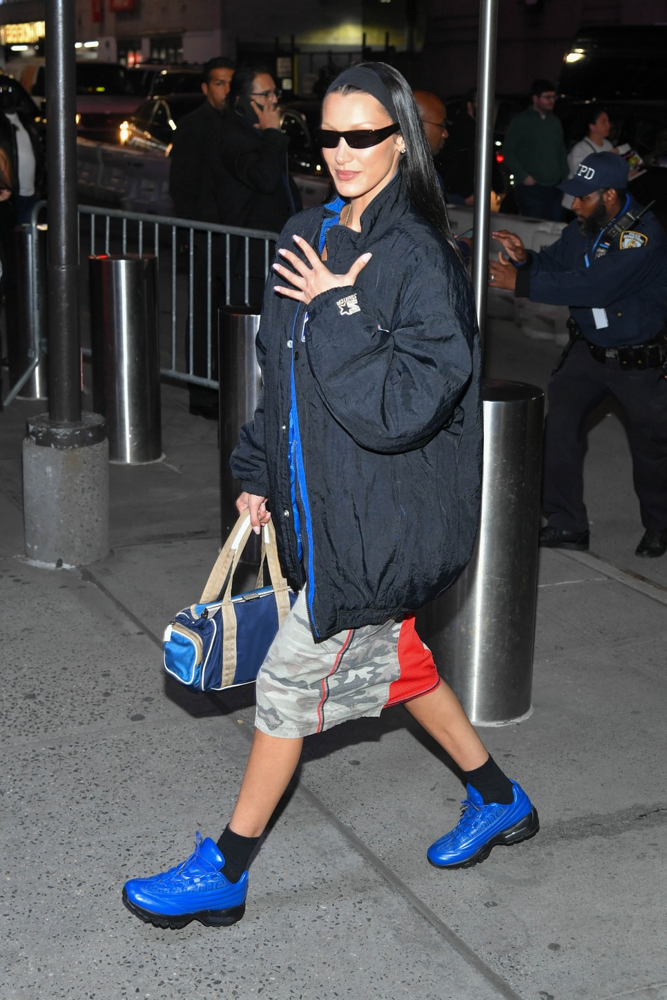 Bella Hadid a színes sportcipő trend abszolút éllovasa.