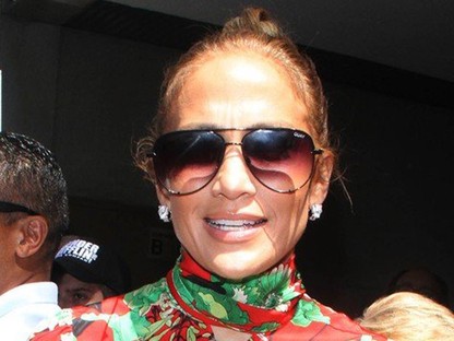 Jennifer Lopez brilliáns stíluscsavart vitt a drogbárós szettjébe