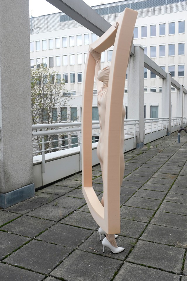 Cél a néző hipnotizálása: Kicsavarodott nőalakok extravagáns ruhákban, divat és képzőművészet határán