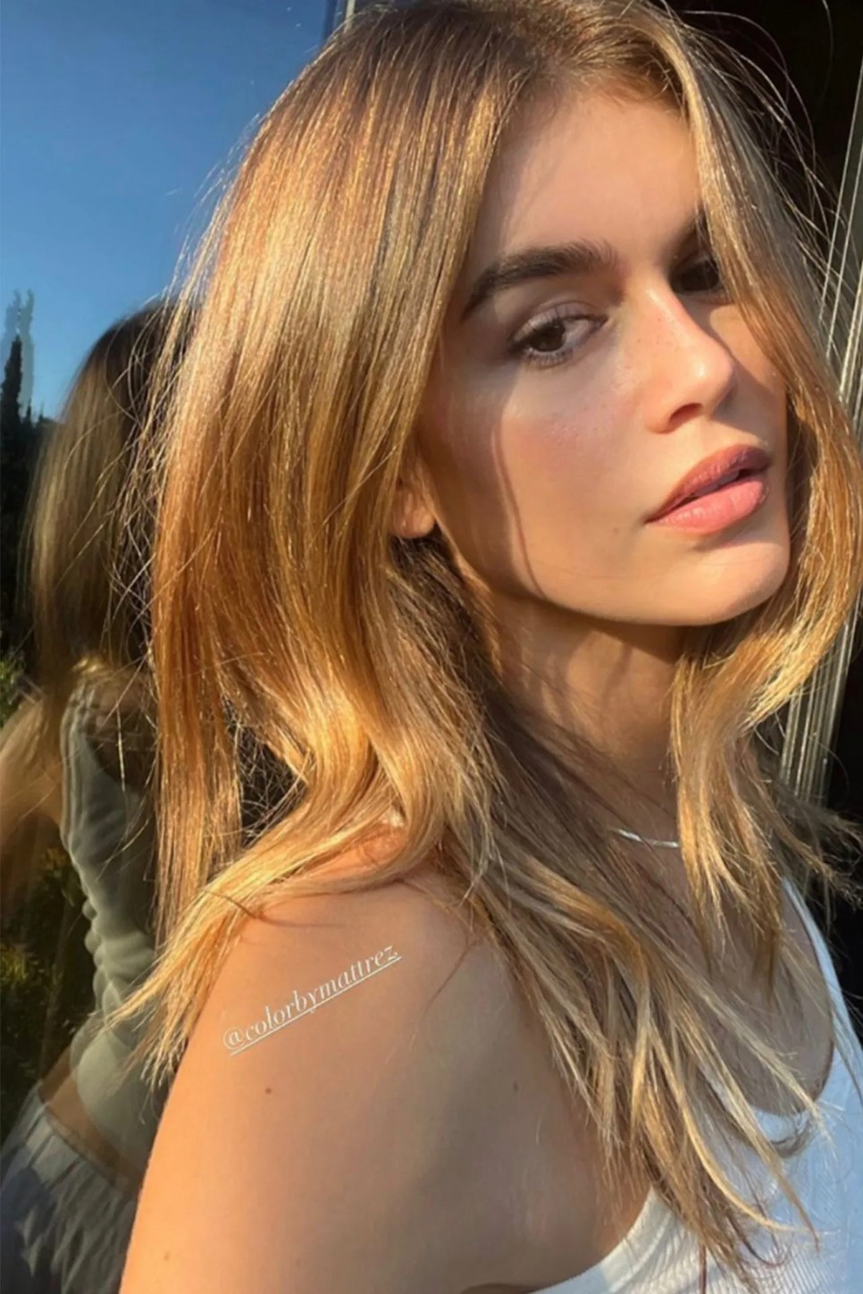 Kaia Gerber fényes szőke haja a nyári napsugarakat idézi