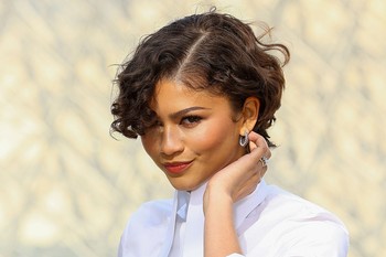 Zendaya Carrie Bradshaw ikonikus ruhájában tündökölt a vörös szőnyegen, egyszerűen álomszép