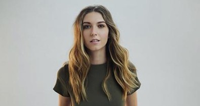 Dallos Bogi a GLAMOUR Women of the Year gálán mutatta meg a káprázatos menyecske ruháját