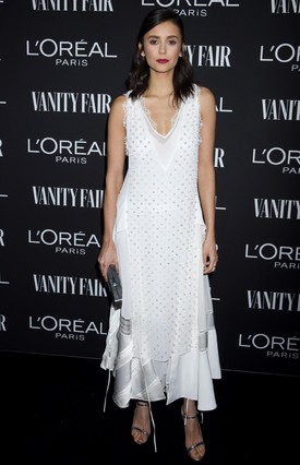 Nina Dobrevnek egyszerűen bérelt helye van a heti listánkon. A fiatal színésznő pontosan tudja, hogy mi áll jól neki, ez a hófehér Loewe ruha például pazarul, imádjuk a stílusát