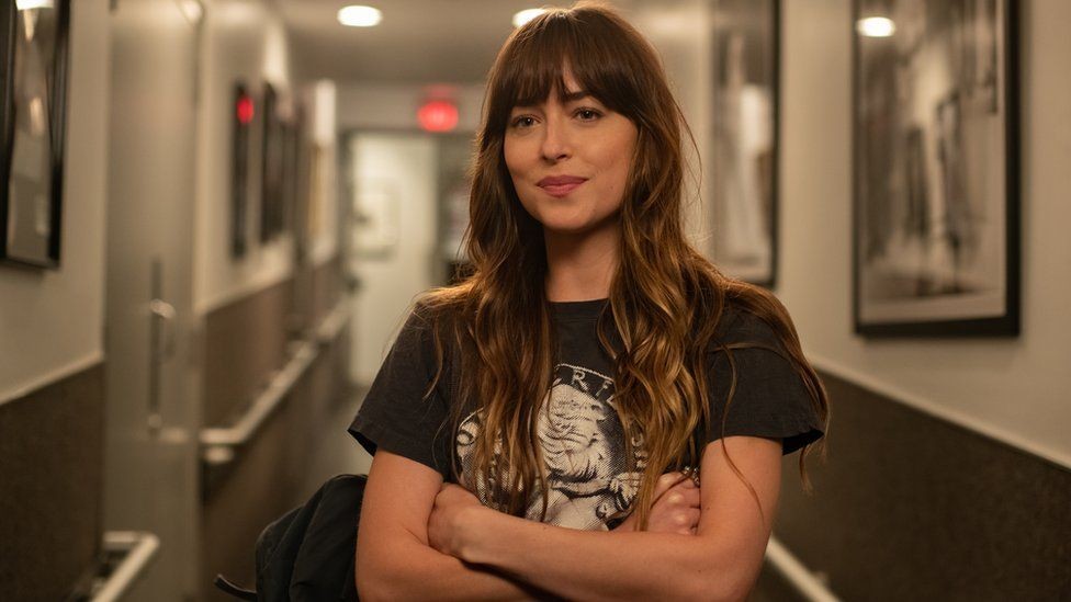 Pont az a dal - Az év egyik legkellemesebb meglepése volt Dakota Johnson és Tracee Ellis Ross közös filmje, amiben Johnson a lassan már kiöregedő szupertehetséges és sikeres amerikai díva Ross asszisztensét alakítja a változatosság kedvéért. Amikor elképzeljük Dakota Johnsont a valóságban, akkor pont olyannak látjuk, mint Maggie - öltözködési stílusban főleg!