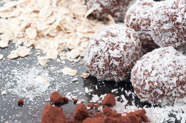 Ess bűnbe ezzel a sütivel: Almás zabpelyhes kókuszgolyó