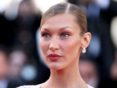 Bella Hadid köldökig kivágott pucérruhában tarolt, azonnal ellopta a show-t a cannes-i filmfesztiválon