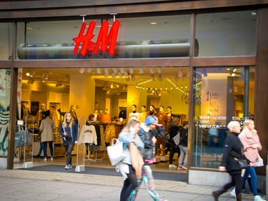 Brutálisan özönlöttek az emberek a H&M-be az új Moschino kollekció miatt