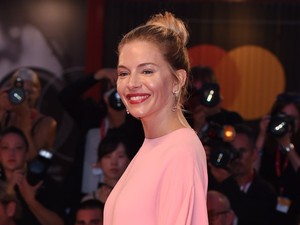 Sienna Miller viselte a legegyedibb ruhát a velencei filmfesztiválon