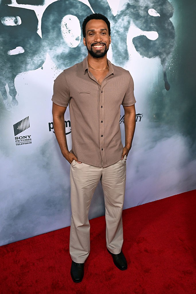 Nathan Mitchell Zion, vagyis Ginny édesapjának bőrébe bújt. Ő az, aki a legközelebb áll sorozatbeli karakterének korához: Zion 34 éves, a színész pedig 36. 