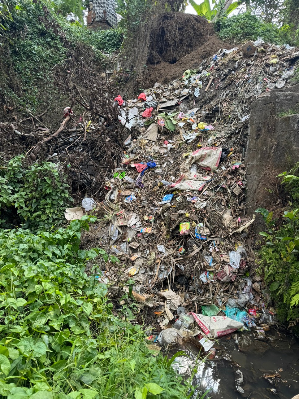 A szemetet vagy az óceánba eresztik vagy elégetik