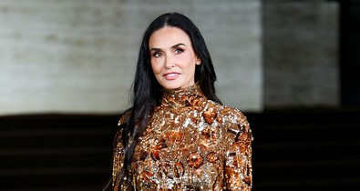 Demi Moore arany Gucci kreációjában királynőként tündököl, óriási feltűnést keltett