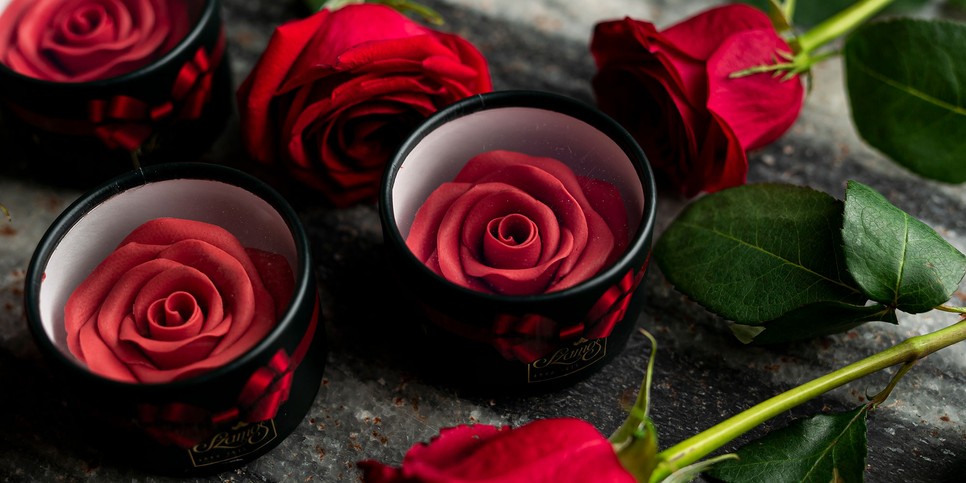 Egy apró gesztus, amely egyszerre utal a márka hagyományaira és a Nőnap klasszikus virágmotívumára.