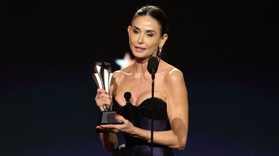 Demi Moore szürreálisan gyönyörű meztelenruhában vette át a Critics Choice Awards díjat: a színésznő soha nem volt még ennyire gyönyörű