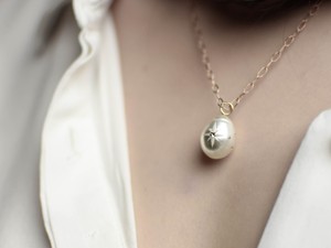 Nemesfémből alkot, drágakövekkel és igazgyöngyökkel díszít: interjú Koós Lili ékszertervezővel