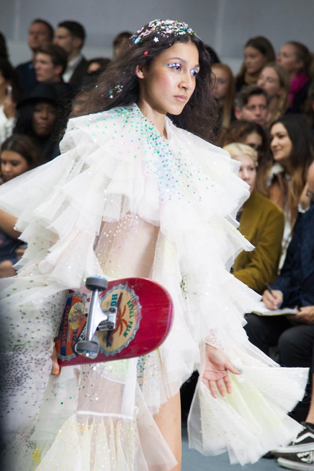 Méltó lezárása a londoni divathétnek az Ashish show