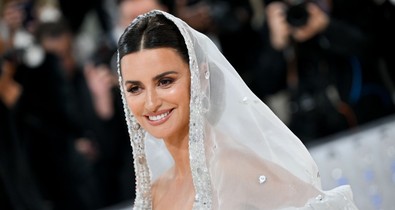 Penélope Cruz kapucnis menyasszonyként ragyog a Met-gála fehér szőnyegén