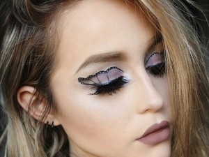 Őrület! Víz alatt sminkeli ki magát TÖKÉLETESEN ez a lány!