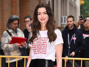 Leereszkedőnek nevezték Anne Hathaway-t, miután bejárta a világot, hogyan utasította el rajongóit