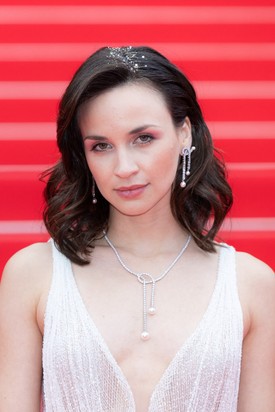 Franciska egy földig érő, mélyen dekoltált, gyöngyházfényű estélyiben ragyogott, amelyet csillogó ékszerekkel és elegáns hullámokba rendezett frizurával tett teljessé. Megjelenése igazi hollywoodi eleganciát sugárzott.