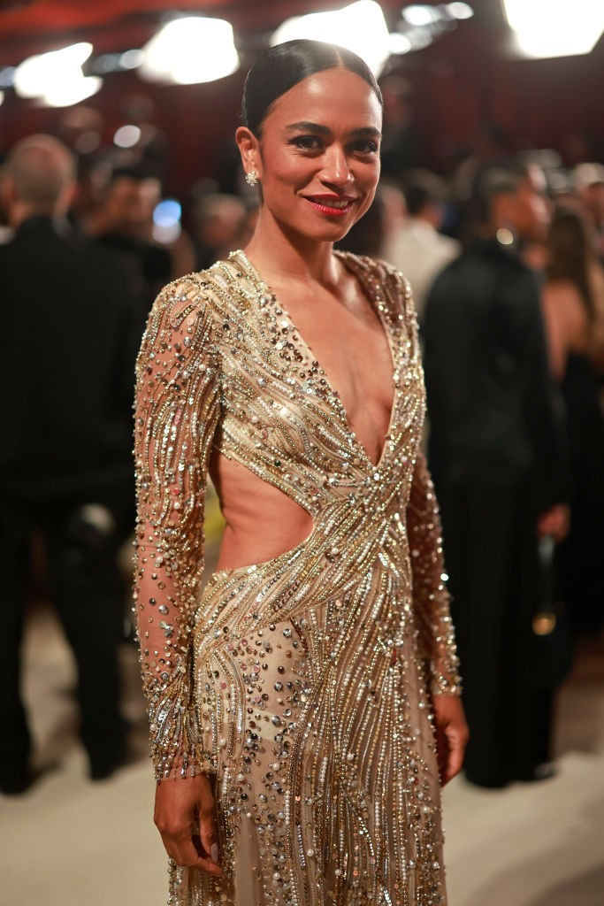 Lauren Ridloff ruhája több helyen kivágott és nagyon izgalmas az Oscar gálán