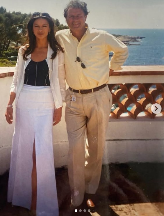 Catherine Zeta-Jones egy tengerparti, elegáns archív képpel mondott köszönetet édesapjának. Megható bejegyzésében így méltatta walesi gyökereiket és a szoros családi köteléket: „Boldog apák napját, Apa! Egy igazi walesi csoda vagy! Olyan büszke vagyok, hogy a lányod lehetek. Szeretlek ma és mindörökké.”