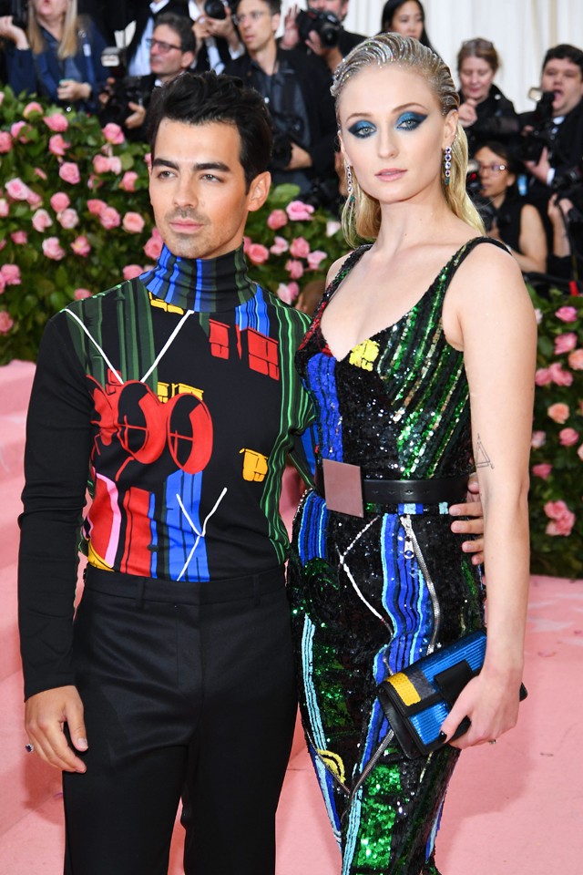 Égigérő szempillák, szivárványszínek és ragyogó bőr - Ezek voltak a Met gála legfantasztikusabb sminkjei!