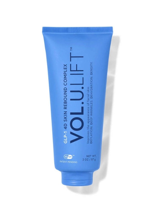 A Volulift tudatosan, plasztikai sebész által megalkotott formulája alkalmas a GLP-1 használatával összefüggő bőrállapotok kezelésére. Volumennövelő komplexe új generációs hialuronsavból, biomimetikus kollagénfragmentumokból, bakuchiollal és aminosavakkal szinergikusan hat a bőrtextúra-romlás és arctérfogat-vesztés kezelésére, míg a szabadalmaztatás alatt álló XOSM™ technológia kapszulázott antioxidánsokkal fokozza a hatékonyságát, így láthatóan feszesebb, sugárzóbb, fiatalosabb arcbőrt eredményez. - Volulift bőrregeneráló komplex IMAGE SKINCARE 58 850 Ft/57 g (103,15 Ft/1 g)