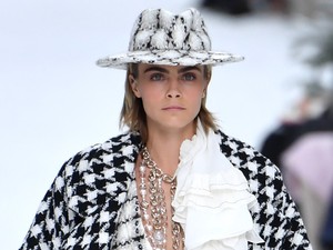 Meglepő sztárvendég, lenyűgöző hófödte táj, síró modellek - Karl Lagerfeld ezzel a kollekcióval búcsúzott a divatvilágtól