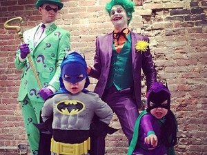 Szupercuki: Barney és családja jelmezben