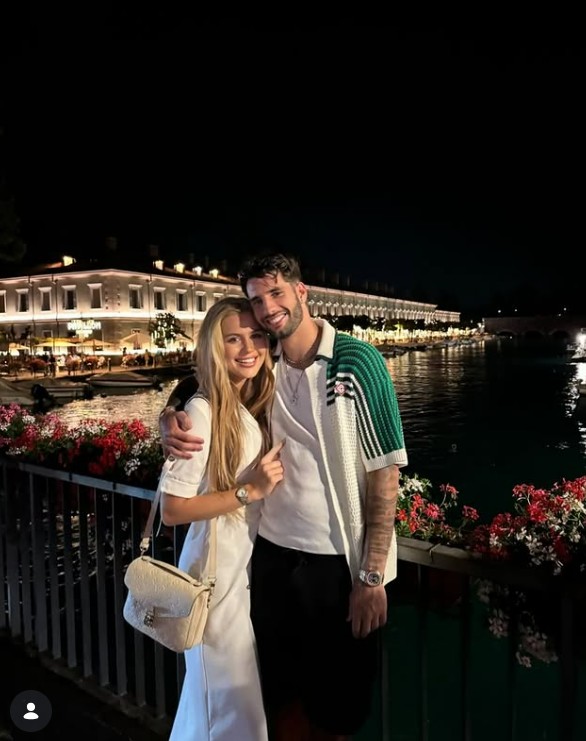 Romantikus este a Garda-tónál: Szoboszlai Dominik és Buzsik Borka utazásaik során az észak-olaszországi tóvidék varázsát is felfedezték. Ez a pazar esti felvétel Peschiera del Garda virágokkal díszített csatornapartján, a kivilágított történelmi épületek és a ringatózó hajók romantikus kulisszája előtt készült. 