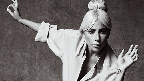 Ebből biztosan mém lesz: Lady Gaga mindent csinál ezzel a székkel csak azt nem, amire gondolsz