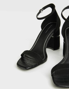 Magas sarkú szandál BERSHKA 3995 Ft