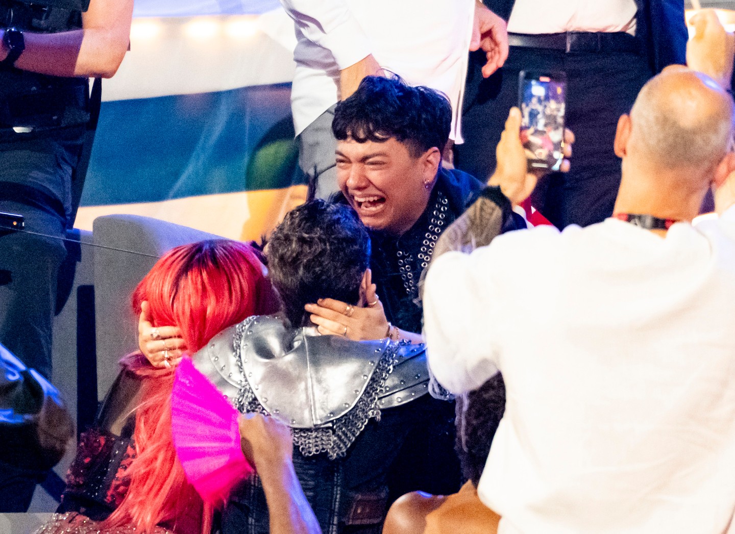 Konkurensei, amint gratulálnak az idei győztesnek. Sportszerű hozzáállás, és pont erről szól az Eurovíziós Dalfesztivál!