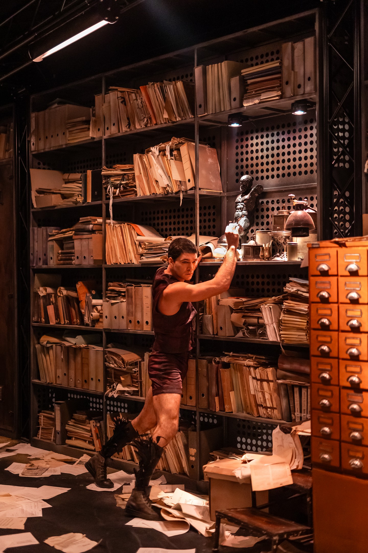 A Millenáris brutalista tereiben a Recirquel életre kelti Dido és Aeneas mitikus szerelmét – cirkusz, tánc és rituálé határán