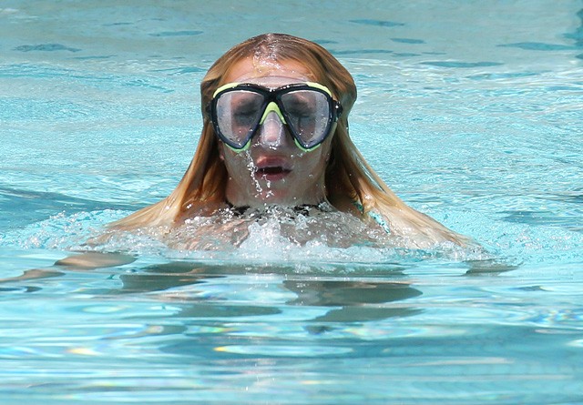 Britney Spears úszószemüvegben