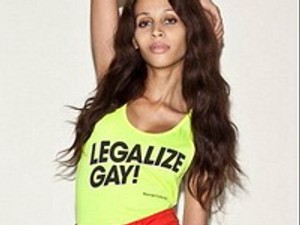 Transznemű modell kampányol a botrányos hirdetéseiről ismert cégnek