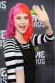 Hayley Williams narancssárgás-rózsaszín lokniaival biztos, hogy nem marad észrevétlen!