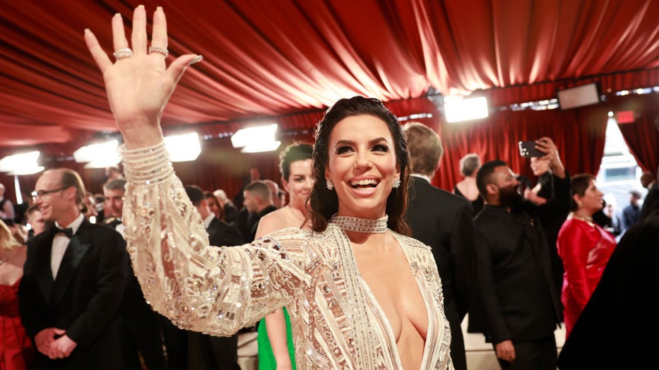 Eva Longoria merész dekoltázzsal az Oscar gála vörös szőnyegén