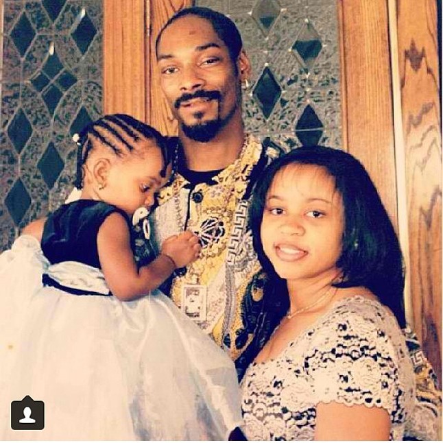 Snoop Dogg, Snoop Lion, Snoopzilla - elég nehéz követni, miként is nevezi éppen magát. Készülj fel, hogy a rapper rengeteget posztol, viszont profilja amellett, hogy az egyik legviccesebb lesz a hírfolyamodban, betekintést nyújt Snoop magánéletébe, melyből kiderül, igazi családszerető fickó attól függetlenül, hogy a marihuána és a mémek megszállottja.