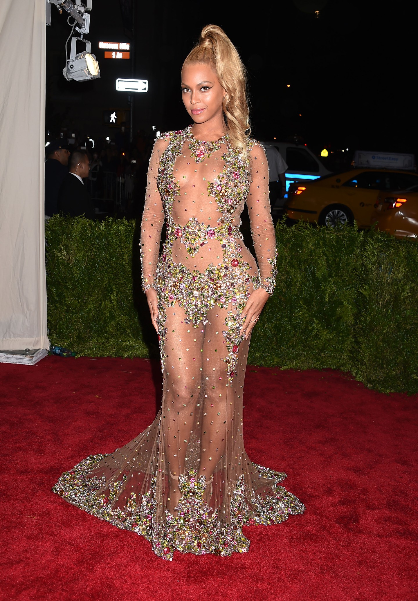 2015, Beyoncé - Egy évvel később Beyoncé egy aranyozott Givenchy ruhát viselt a Met-gálán, ami hasonlóan leleplező volt és csodálatos. 