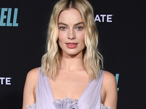 MIÉRT mindig Margot Robbie-ra adják a legelőnytelenebb ruhákat?