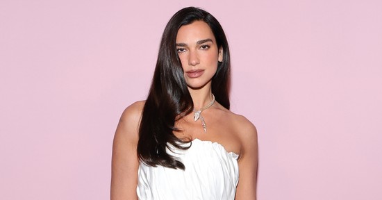 Mintha egy filmből lépett volna ki, Dua Lipa talpig Chanelben tündökölt második, szicíliai esküvőjén
