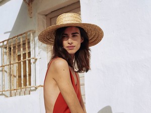 Szerelembe esel a Nanushka szalmából készült kiegészítőivel!