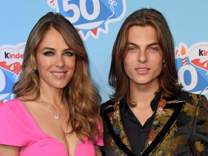 Bizarr: Elizabeth Hurley 17 éves fia átváltozott a saját anyukájává