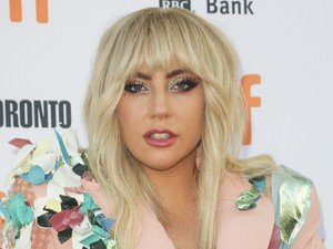 Jesszus! Lady Gaga bizarr divatszörnynek öltözött